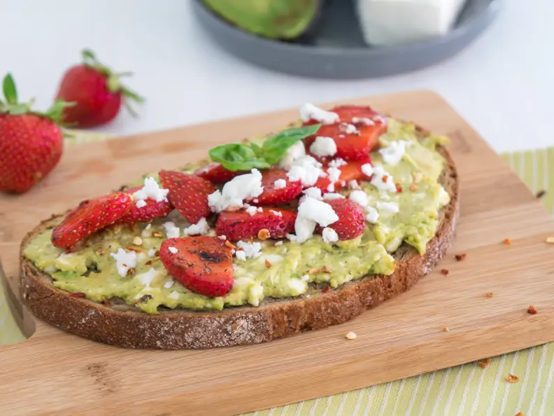 Avocado Erdbeer Brot mit Feta