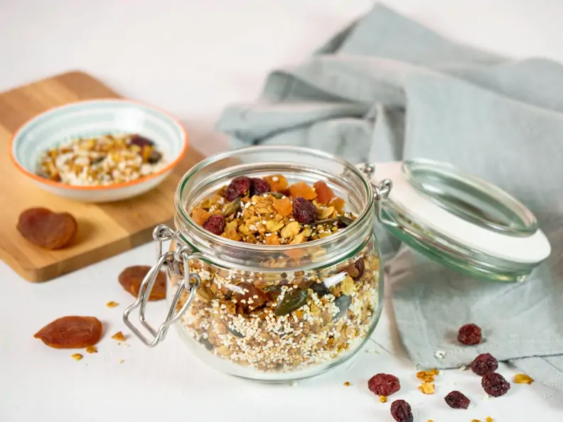 Golden Granola mit Dinkel und Buchweizen