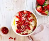 Skyr mit Erdbeeren und Haferflocken