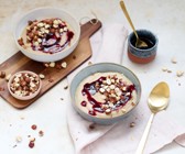 Dinkel-Grießbrei mit Holundersauce und gerösteten Haselnüssen