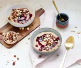 Dinkel-Grießbrei mit Holundersauce und gerösteten Haselnüssen