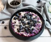 Vegane Overnight-Oats mit Heidelbeeren und Kokos