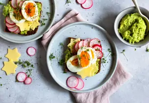 Avocado-Smørrebrød mit Ei