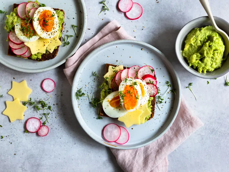 Avocado-Smørrebrød mit Ei