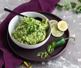 Guacamole in einer weißen Schale
