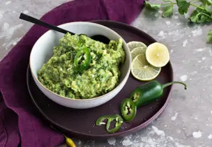 Guacamole in einer weißen Schale