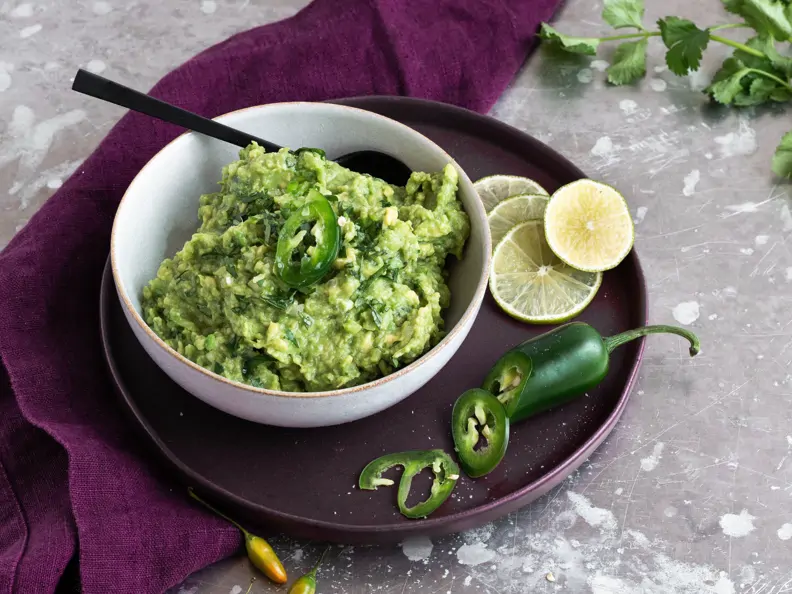 Guacamole in einer weißen Schale