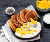 Exotisch-vegane Pancakes mit Mango