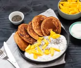 Exotisch-vegane Pancakes mit Mango