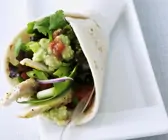 Taco mit Hähnchenbrust und Gemüse gefüllt