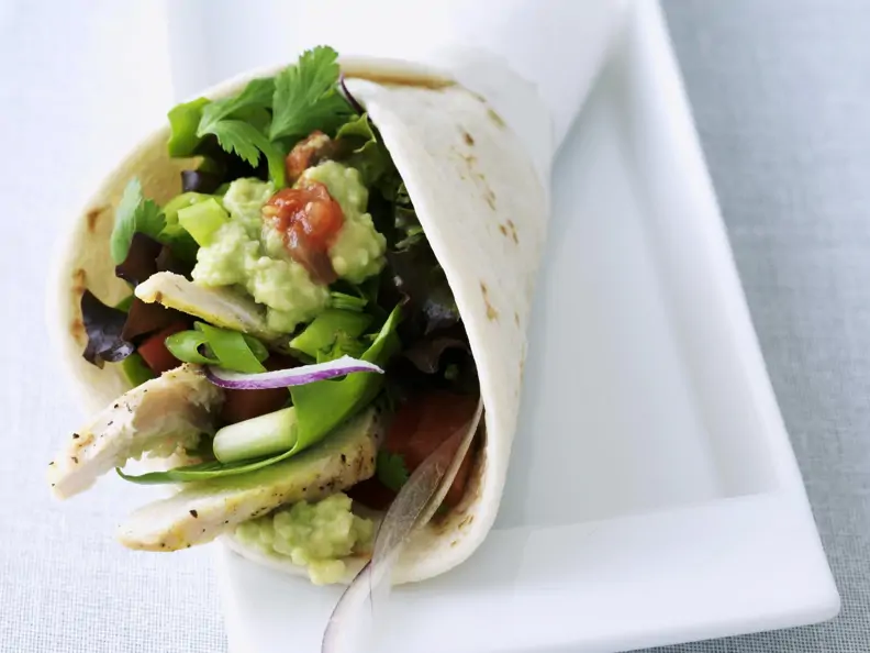 Taco mit Hähnchenbrust und Gemüse gefüllt