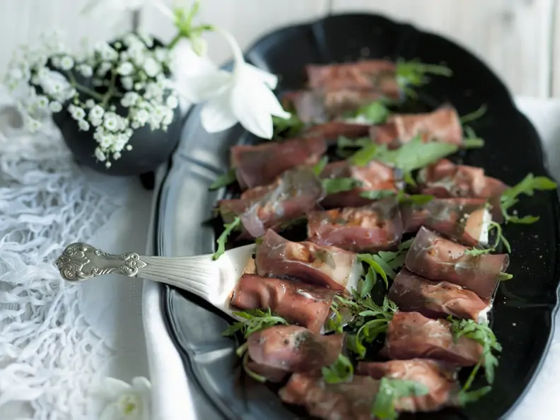 Röllchen aus Bündnerfleisch mit Büffelmozzarella