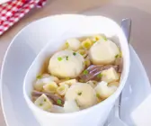 Frühlingssuppe mit Nudeln, Rind und Markknödel