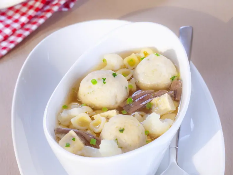 Frühlingssuppe mit Nudeln, Rind und Markknödel