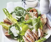 Römersalat mit Hähnchenbrust auf einem weißen Teller
