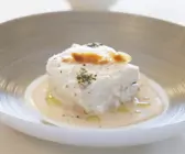 Kabeljau in Mandelmilch pochiert mit gebackenen Teigtaschen (Wan Tans)
