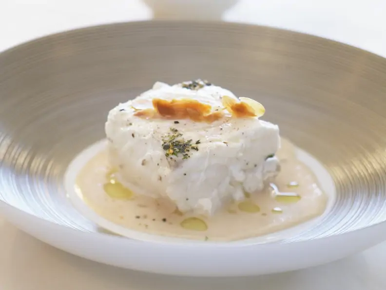 Kabeljau in Mandelmilch pochiert mit gebackenen Teigtaschen (Wan Tans)
