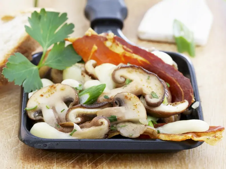 Raclette mit Champignons und Mozzarella
