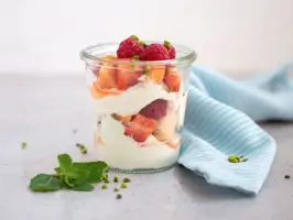 Obstsalat auf Quarkcreme mit Vanille