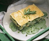 Grüne Lasagne mit Erbsen und grünem Spargel