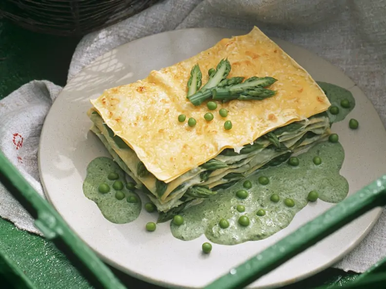 Grüne Lasagne mit Erbsen und grünem Spargel