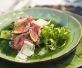 Salat mit Feigen, Schinken und Parmesan