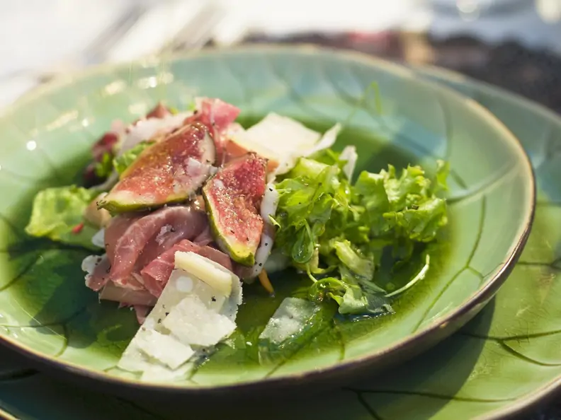 Salat mit Feigen, Schinken und Parmesan
