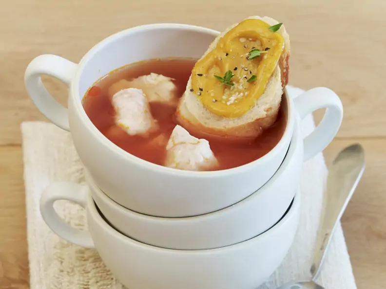 Französische Fischsuppe (Bouillabaisse) mit Rouille