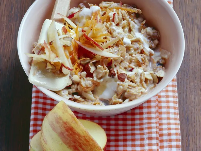Bircher Müsli mit Äpfeln und Möhren