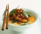 Gelbes Curry mit Hähnchen und thailändischem Basilikum