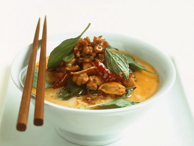 Gelbes Curry mit Hähnchen und thailändischem Basilikum