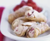 Süße Röllchen mit Ricotta und Himbeer