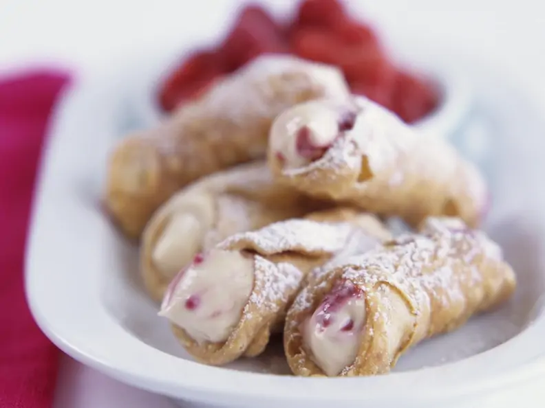 Süße Röllchen mit Ricotta und Himbeer