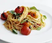Pasta mit Cocktailtomaten und Basilikum