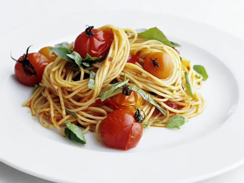 Pasta mit Cocktailtomaten und Basilikum