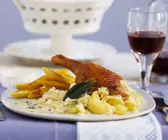 Entenschlegel mit Kartoffelnudeln, Champagnerkraut und Sahnesoße