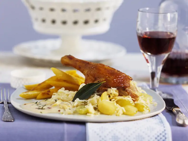 Entenschlegel mit Kartoffelnudeln, Champagnerkraut und Sahnesoße