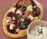 Kartoffel-Pizza mit Roter Bete, Feta und Quarkdip