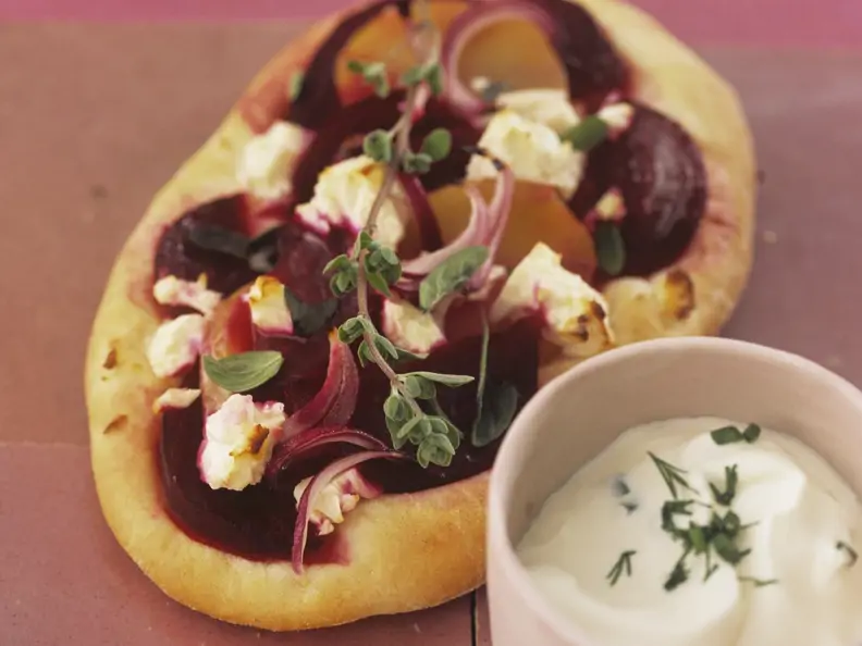Kartoffel-Pizza mit Roter Bete, Feta und Quarkdip