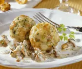 Semmelknödel in Pfifferling-Sahne-Soße mit Weißwein