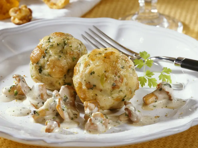 Semmelknödel in Pfifferling-Sahne-Soße mit Weißwein