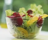 Grüner Salat mit Sprossen, Orange und Roter Bete