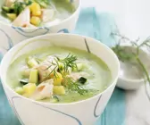 Cremige Zucchinisuppe mit Lachsforelle