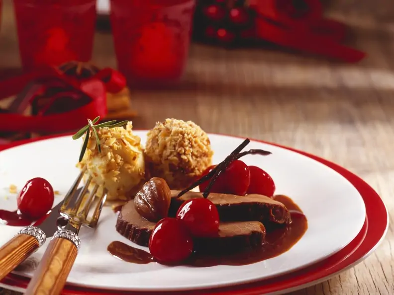 Rehschlegel mit fruchtiger Soße und Kastanienknödel