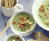 Cremige Kräutersuppe mit geräucherter Forelle