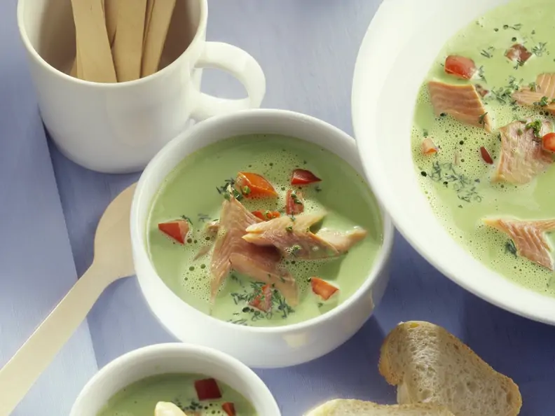 Cremige Kräutersuppe mit geräucherter Forelle