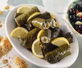 Gefüllte Weinblätter auf griechische Art (Dolmades)