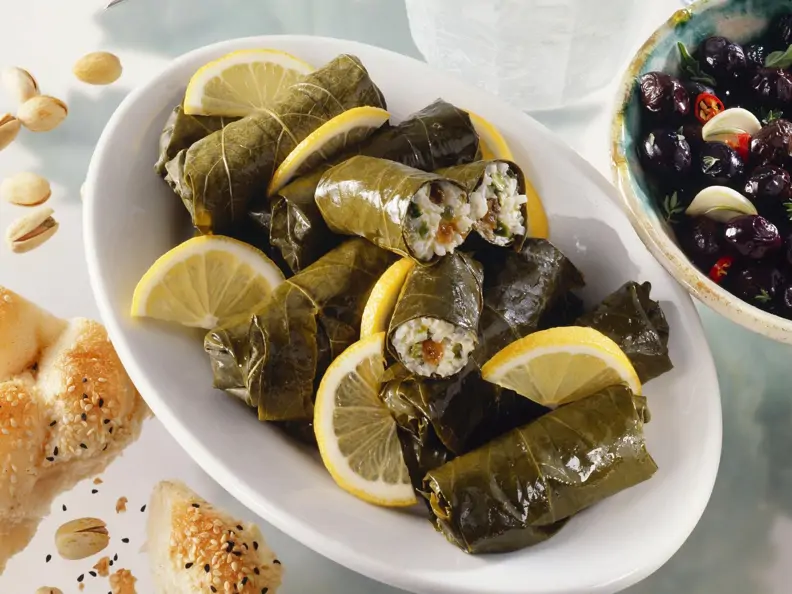 Gefüllte Weinblätter auf griechische Art (Dolmades)