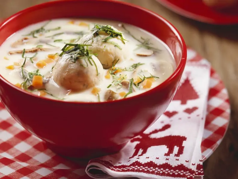 Suppe aus Gänseklein mit  Knödeln (Ganslsuppe)