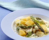 Kartoffelragout mit grünem und weißem Spargel